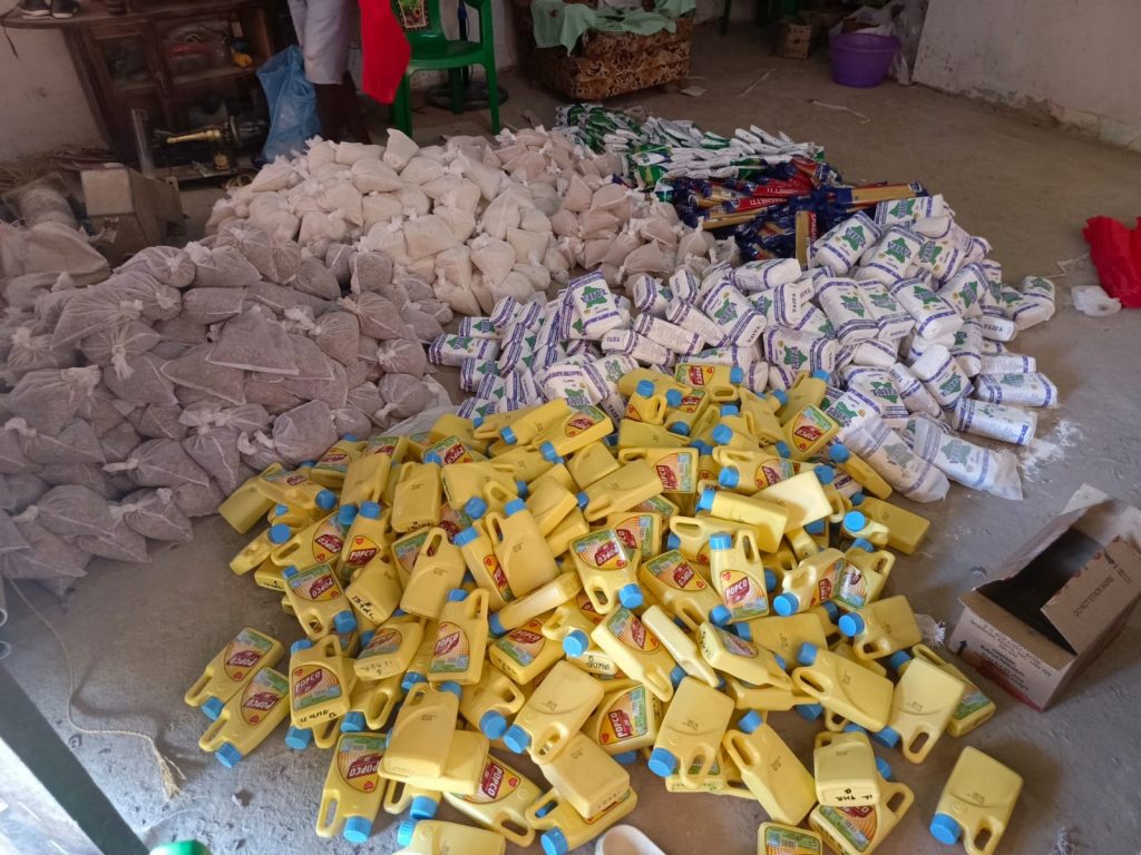 Lebensmittel wie Mehl, Reis, Bohnen und Speiseöl für die Weihnachtsaktion in Kenia.