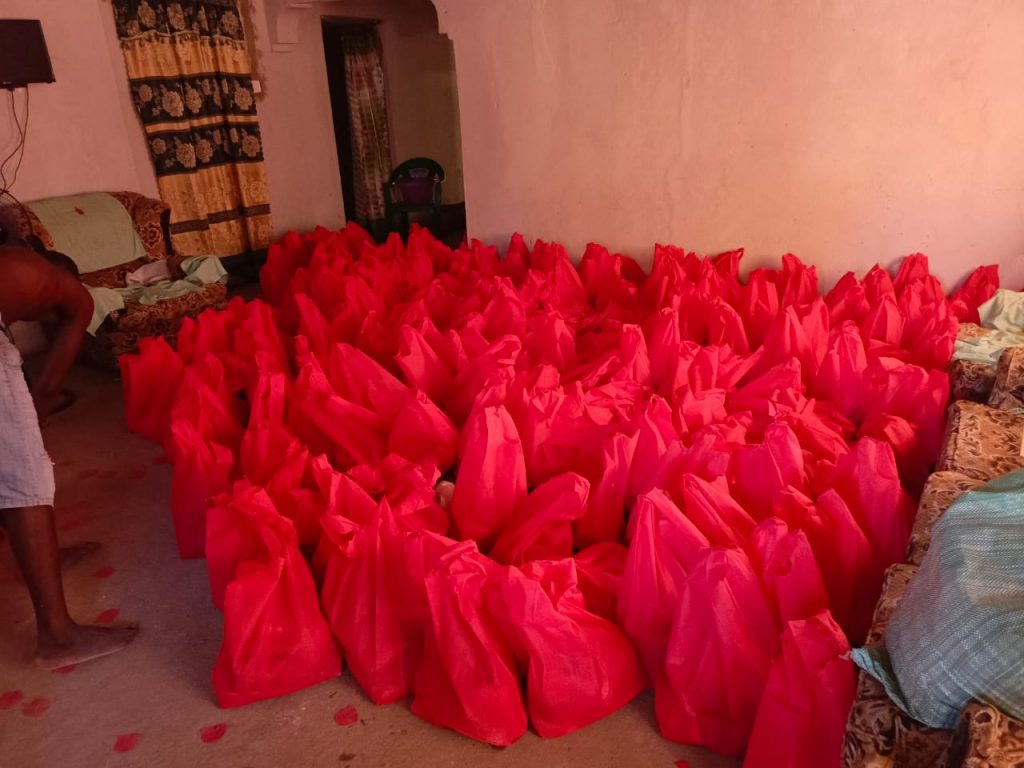 Rote Tüten mit gepackten Lebensmittelpaketen für Familien in Kenia.