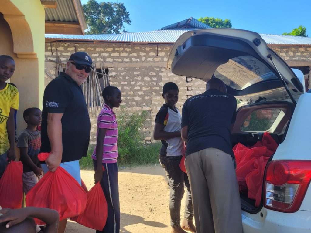 Roberto Buchholz verteilt Lebensmittelpakete an Kinder und Familien in Kenia.