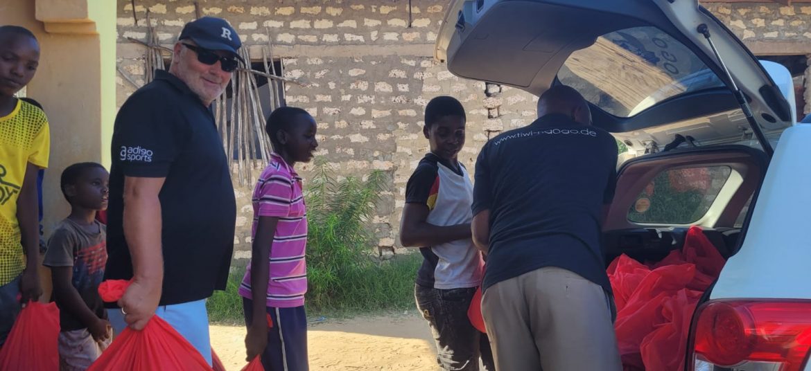Roberto Buchholz verteilt Lebensmittelpakete an Kinder und Familien in Kenia.