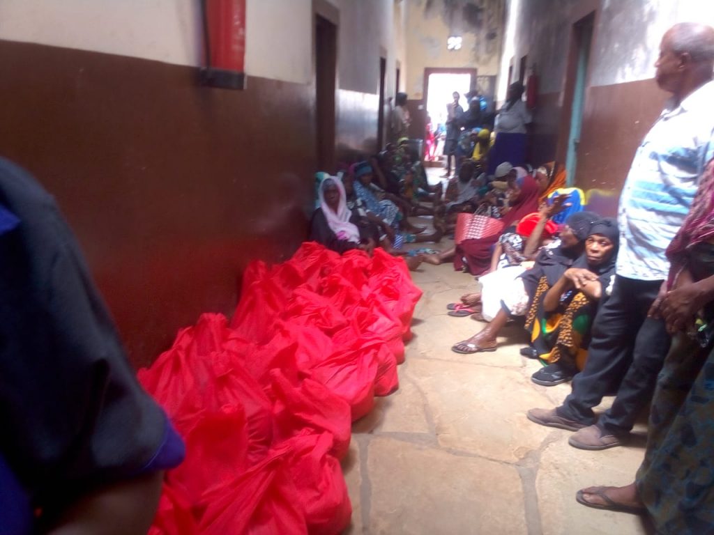Frauen und Kinder warten in der Tiwi-Kirche auf die Übergabe der Lebensmittelpakete